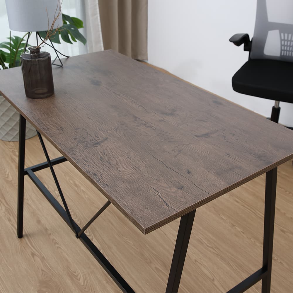 โต๊ะทำงาน ขนาด 100 ซม. และเก้าอี้สำนักงาน รุ่นจีเนียส+ดาร์บี้ - สีน้ำตาล/ดำ